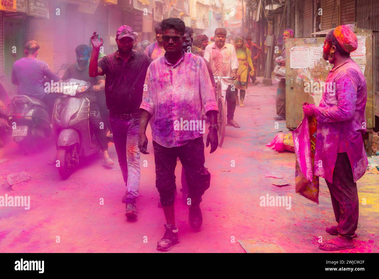 Holi Festival des couleurs dans les rues de Mathura, Inde Banque D'Images
