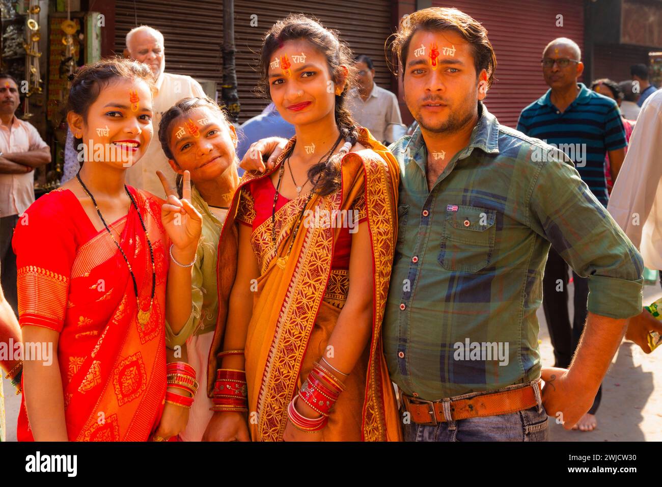 Préparation pour le Holi Festival of Colors à Mathura, Inde Banque D'Images