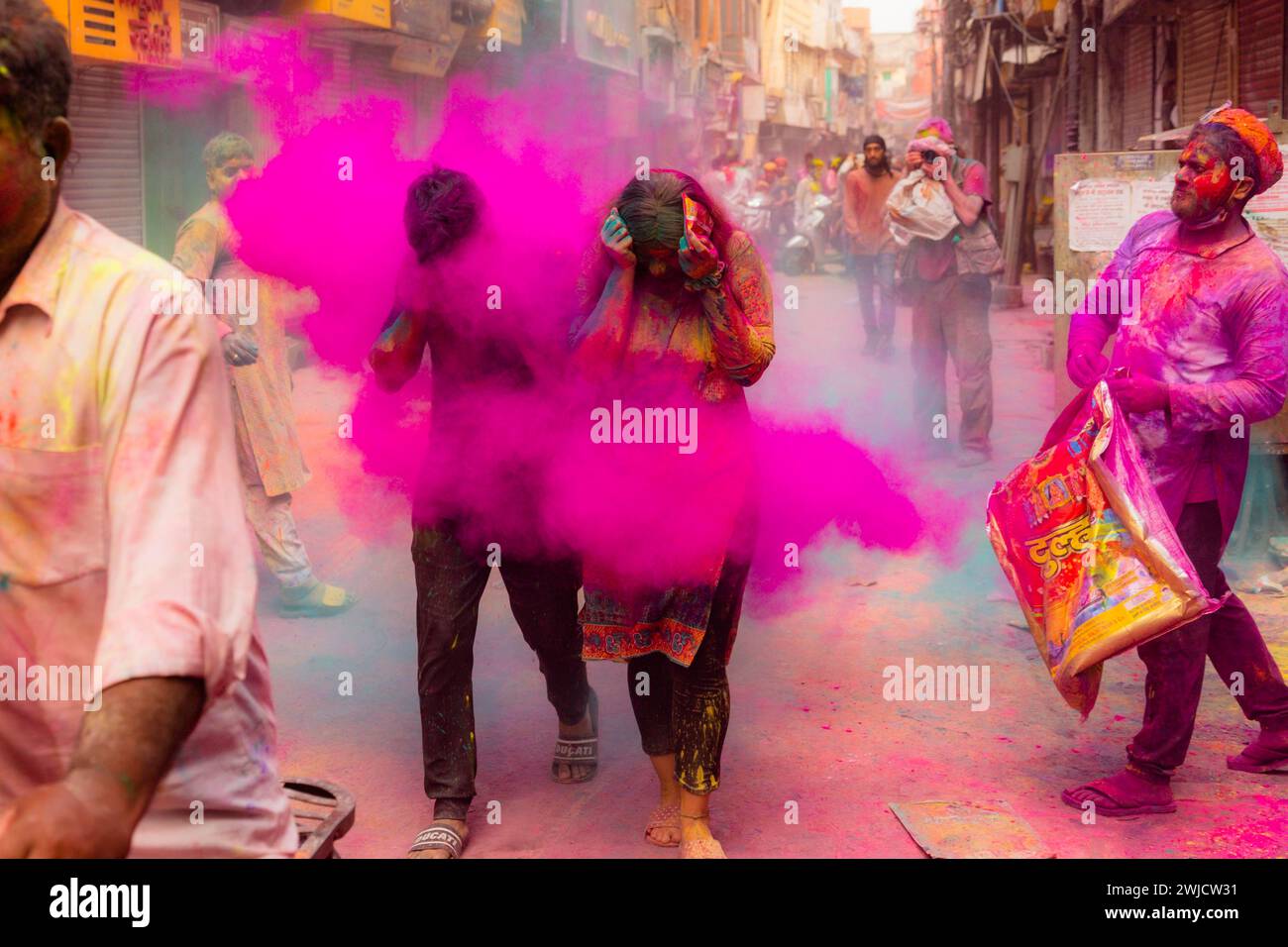 Holi Festival des couleurs dans les rues de Mathura, Inde, Asie Banque D'Images