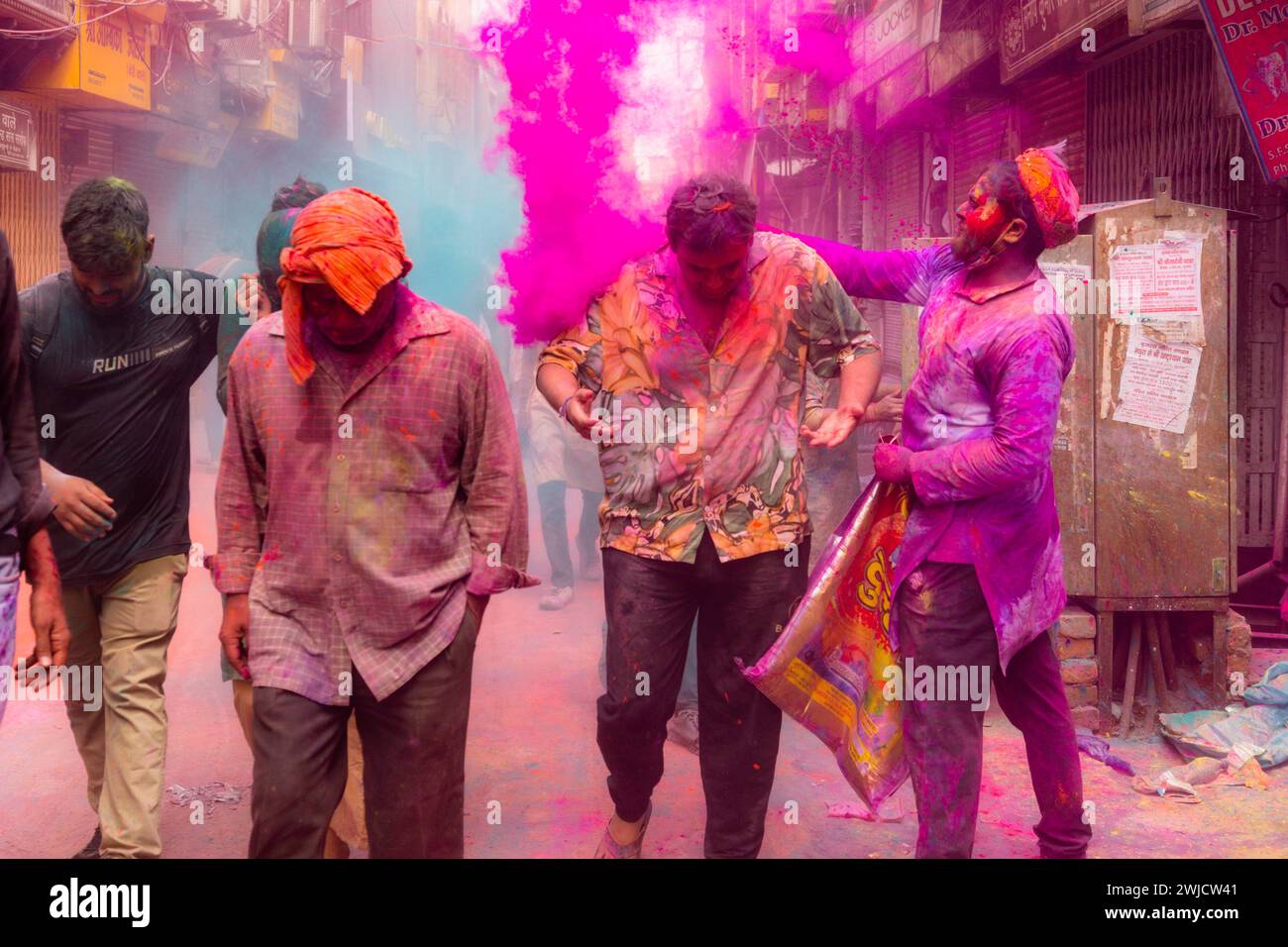 Holi Festival des couleurs dans les rues de Mathura, Inde Banque D'Images