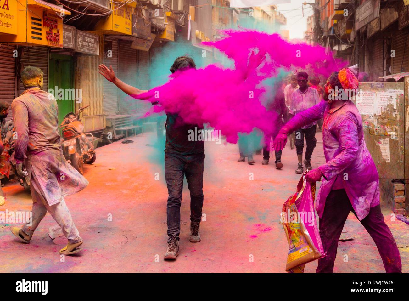 Holi Festival des couleurs dans les rues de Mathura, Inde Banque D'Images