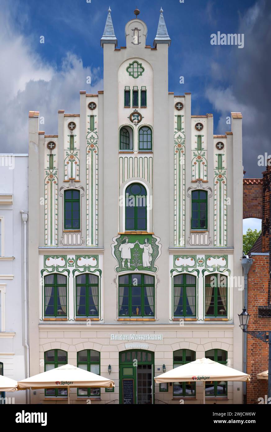 Maison peinte dans un style Art Nouveau, construite vers 1900, aujourd'hui Restaurant an der Wasserkunst, Am Markt 22, Wismar, Mecklembourg-Poméranie occidentale, Allemagne Banque D'Images