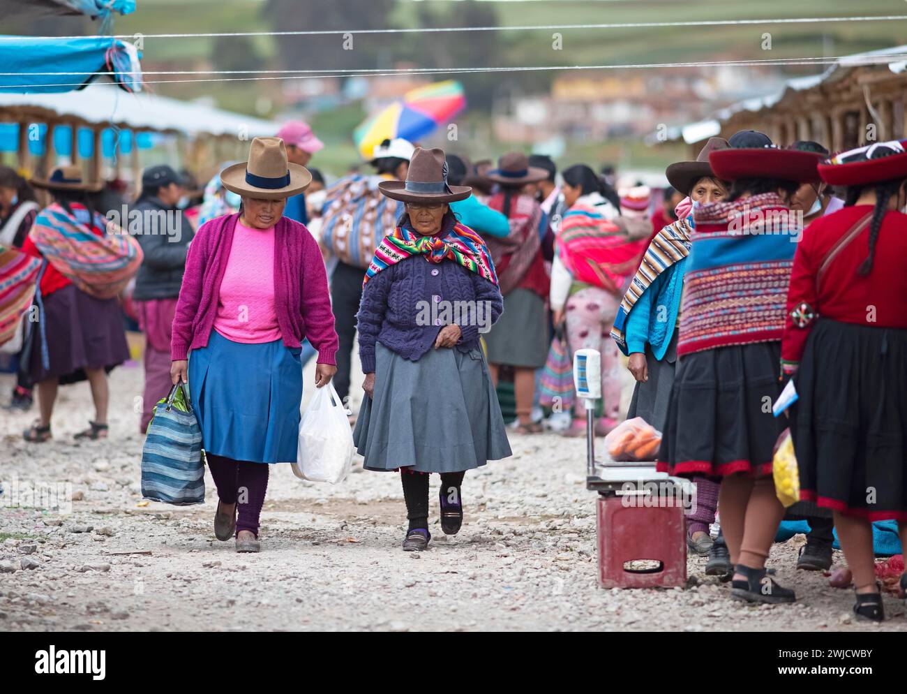 Femme péruvienne avec des jupes et des chapeaux traditionnels au marché indigène de Chinchero, région de Cusco, Pérou Banque D'Images