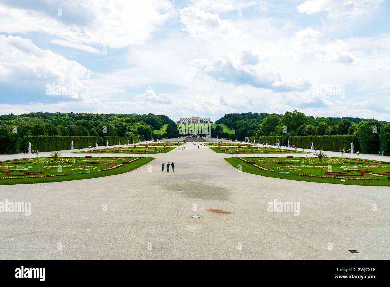 Schonbrunn Palace et Graden en été à Vienne, Autriche. Schonbrunn Palace était la principale résidence d'été des dirigeants des Habsbourg et est célèbre pour les touristes. Banque D'Images