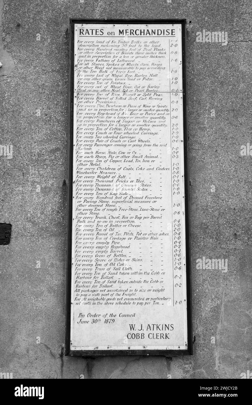 Le panneau altéré de 1879 montrant les taux de taxe sur les marchandises à Lyme regis dans le Dorset Banque D'Images