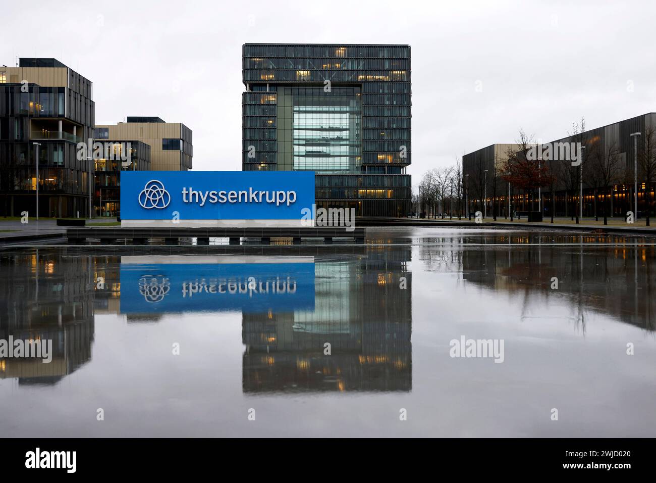 DAS Hauptquartier des Konzerns ThyssenKrupp à Essen. Von Oktober bis Dezember Hat ThyssenKrupp einen Nettoverlust von 314 Millionen Euro gemacht.Themenbild, Symbolbild Essen, 14.02.2024 NRW Deutschland *** le siège du groupe ThyssenKrupp à Essen d'octobre à décembre, ThyssenKrupp a subi une perte nette de 314 millions d'euros image thématique, image symbolique Essen, 14 02 2024 NRW Allemagne Copyright : xChristophxHardtx Banque D'Images