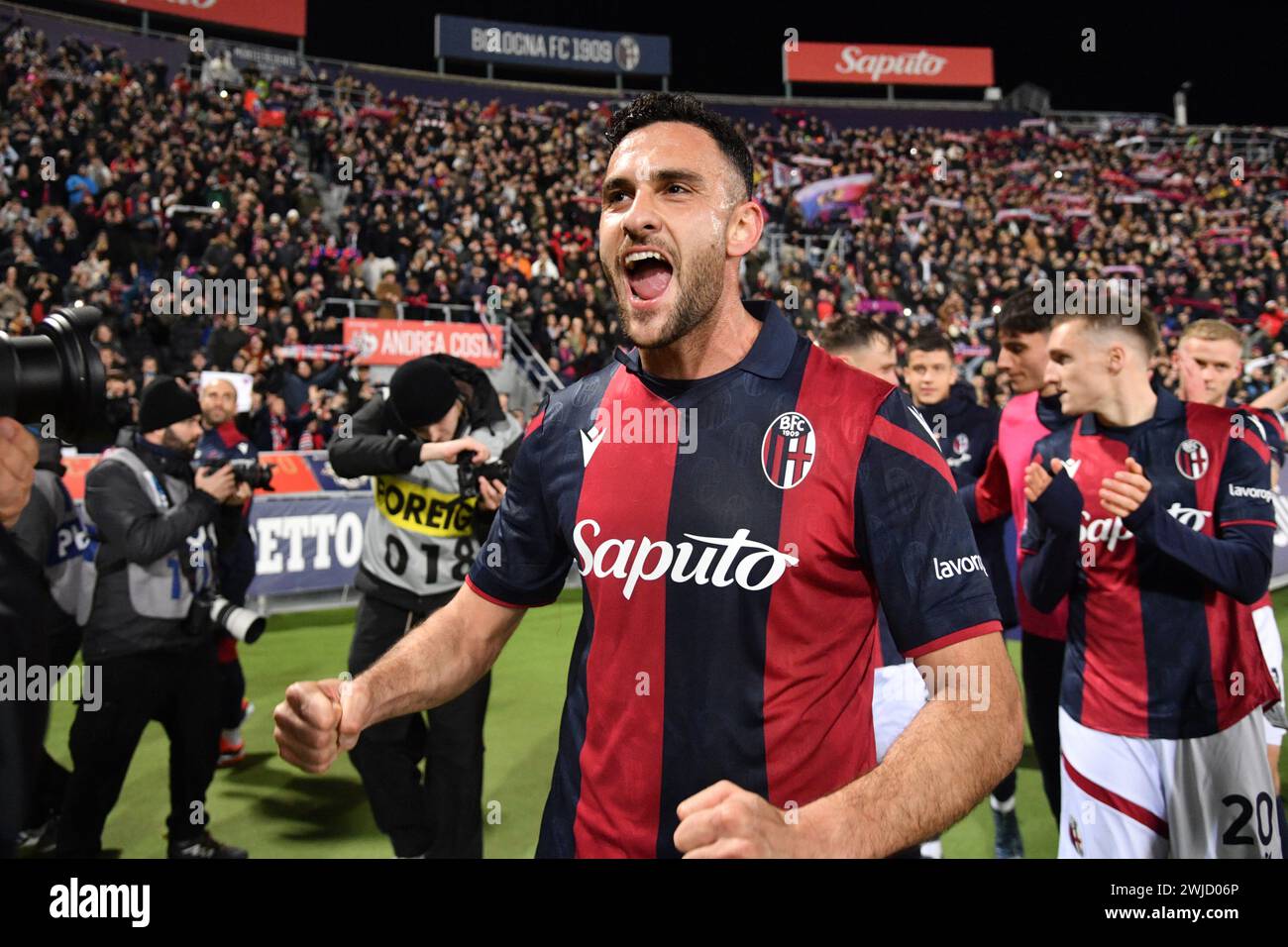 Bologne, Italie. 14 février 2024. Foto Massimo Paolone/LaPresse 14 Febbraio 2024 - Bologna, Italia - sport, calcio - Bologna vs Fiorentina - Campionato Italiano di calcio Serie A TIM 2023/2024 - Stadio Renato Dall'Ara. Nella foto : Charalampos Lykogiannis (Bologna FC) esulta per la vittoria 14 février 2024 Bologne, Italie - sport, calcio - Bologne vs Fiorentina - Championnat d'Italie de football Serie A 2023/2024 - stade Renato Dall'Ara. Sur la photo : Charalampos Lykogiannis (Bologna FC) célèbre pour la victoire crédit : LaPresse/Alamy Live News Banque D'Images
