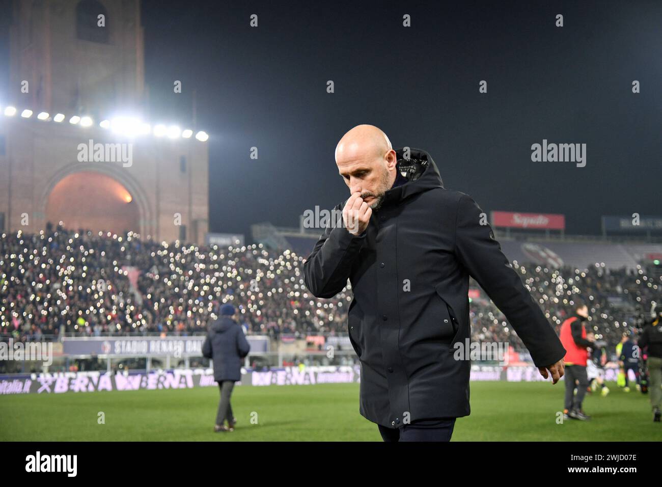 Bologne, Italie. 14 février 2024. Foto Massimo Paolone/LaPresse 14 Febbraio 2024 - Bologna, Italia - sport, calcio - Bologna vs Fiorentina - Campionato Italiano di calcio Serie A TIM 2023/2024 - Stadio Renato Dall'Ara. Nella foto : Vincenzo Italiano (ACF Fiorentina) esce dal campo a testa bassa 14 février 2024 Bologne, Italie - sport, calcio - Bologne vs Fiorentina - Championnat italien de football Serie A 2023/2024 - stade Renato Dall'Ara. Sur la photo : Vincenzo Italiano (ACF Fiorentina) quitte le terrain avec tête en bas crédit : LaPresse/Alamy Live News Banque D'Images