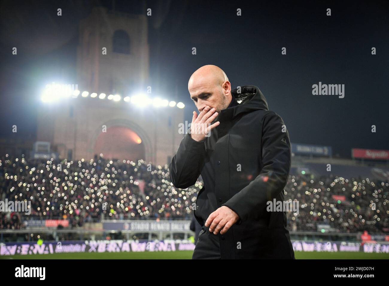 Bologne, Italie. 14 février 2024. Foto Massimo Paolone/LaPresse 14 Febbraio 2024 - Bologna, Italia - sport, calcio - Bologna vs Fiorentina - Campionato Italiano di calcio Serie A TIM 2023/2024 - Stadio Renato Dall'Ara. Nella foto : Vincenzo Italiano (ACF Fiorentina) esce dal campo a testa bassa 14 février 2024 Bologne, Italie - sport, calcio - Bologne vs Fiorentina - Championnat italien de football Serie A 2023/2024 - stade Renato Dall'Ara. Sur la photo : Vincenzo Italiano (ACF Fiorentina) quitte le terrain avec tête en bas crédit : LaPresse/Alamy Live News Banque D'Images