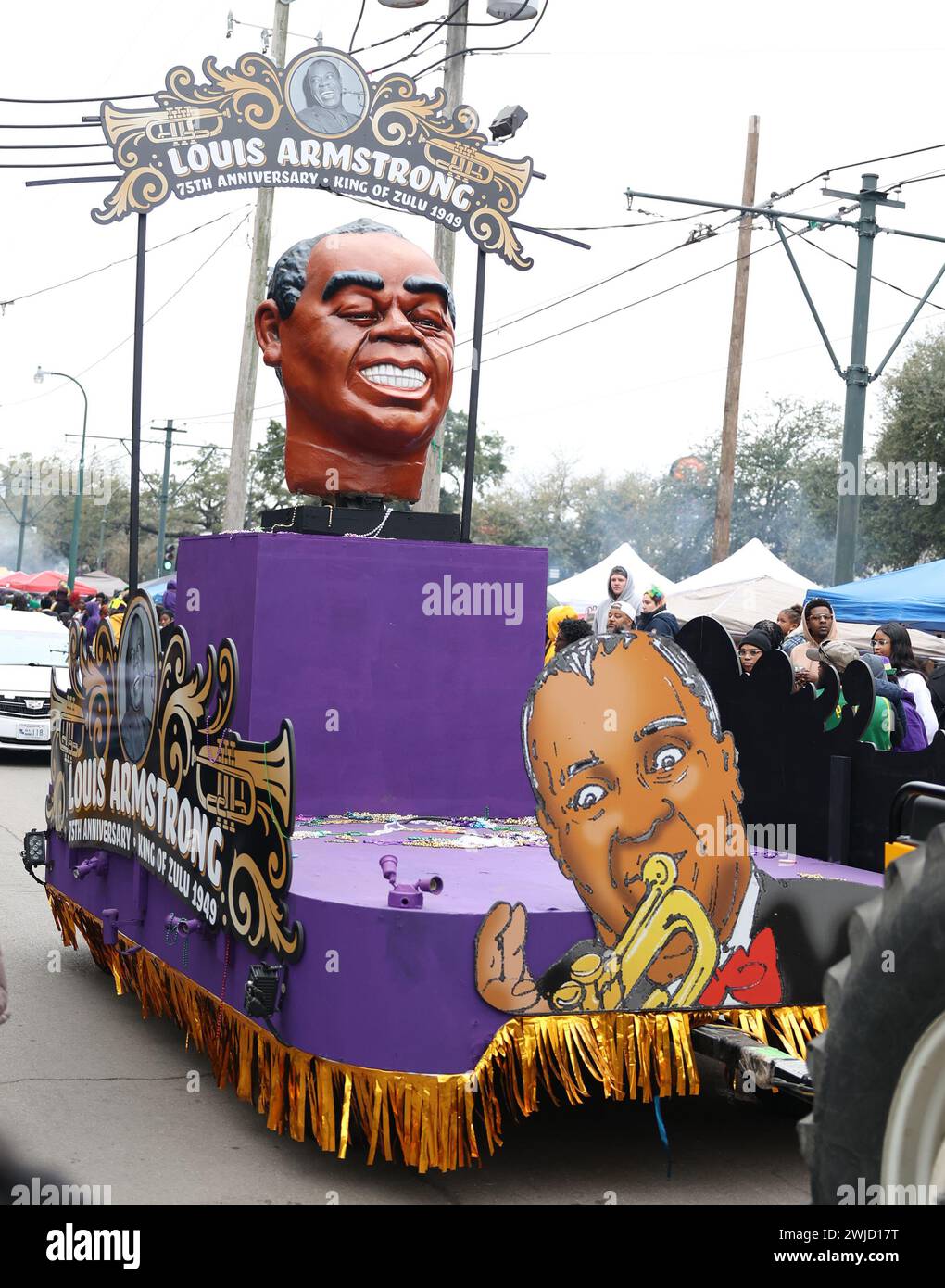 La Nouvelle-Orléans, États-Unis. 13 février 2024. Un char commémorant le 75e anniversaire du Zulu social Aid and Pleasure Club avec un buste de Louis Armstrong roule à travers lors de la Zulu Parade on Charles Avenue à la Nouvelle-Orléans, Louisiane le mardi 13 février 2023. (Photo de Peter G. Forest/SipaUSA) crédit : Sipa USA/Alamy Live News Banque D'Images
