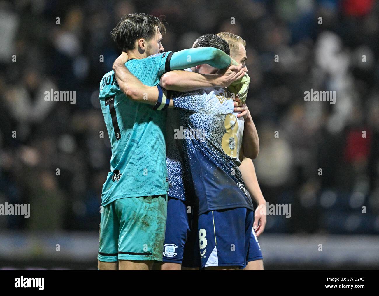 Freddie Woodman de Preston North End et Alan Browne de Preston North End célèbrent le résultat à temps plein, lors du match du Sky Bet Championship Preston North End vs Middlesbrough à Deepdale, Preston, Royaume-Uni, 14 février 2024 (photo de Cody Froggatt/News images) Banque D'Images