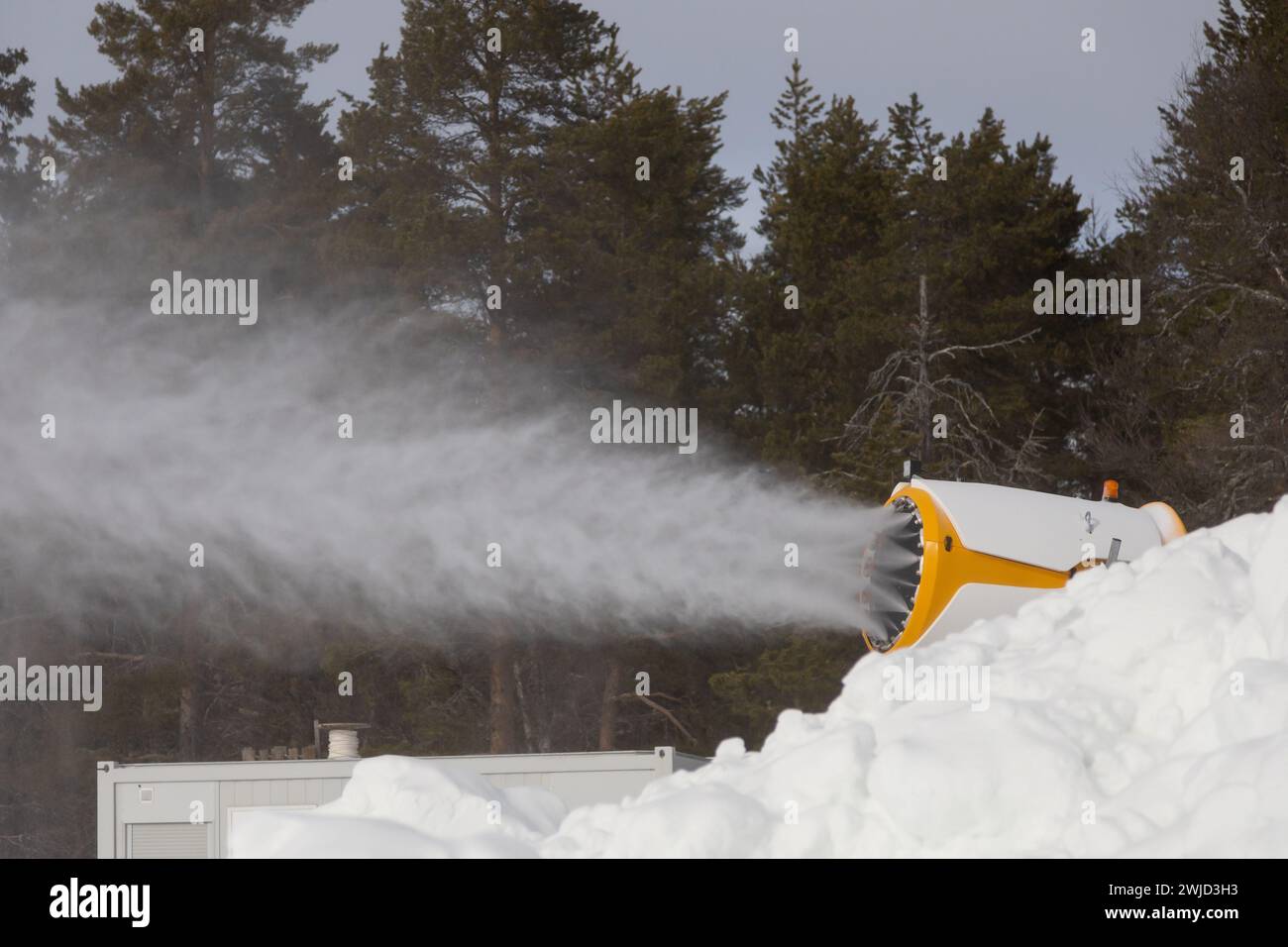 Canon à neige en fonctionnement produisant de la neige. Tourné à Idre fjäll en Suède, Scandinavie Banque D'Images