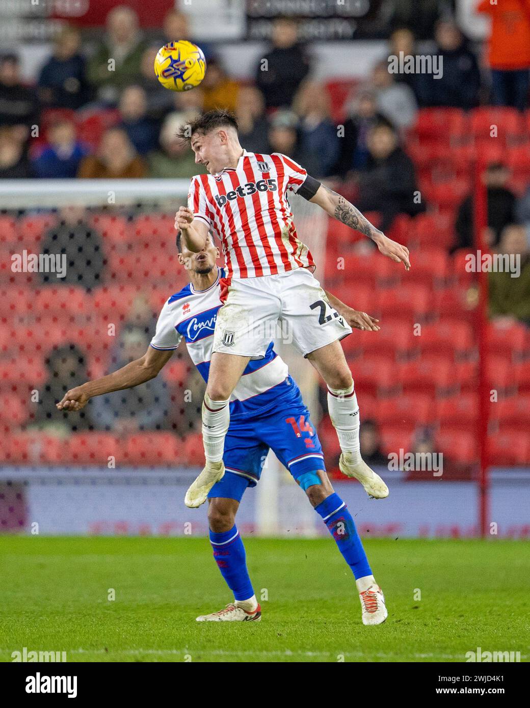 14 février 2024 ; stade Bet365, Stoke, Staffordshire, Angleterre; EFL Championship Football, Stoke City contre Queens Park Rangers ; Luke Cundle de Stoke City remporte la tête de clairance au-dessus de Hayden de QPR Banque D'Images