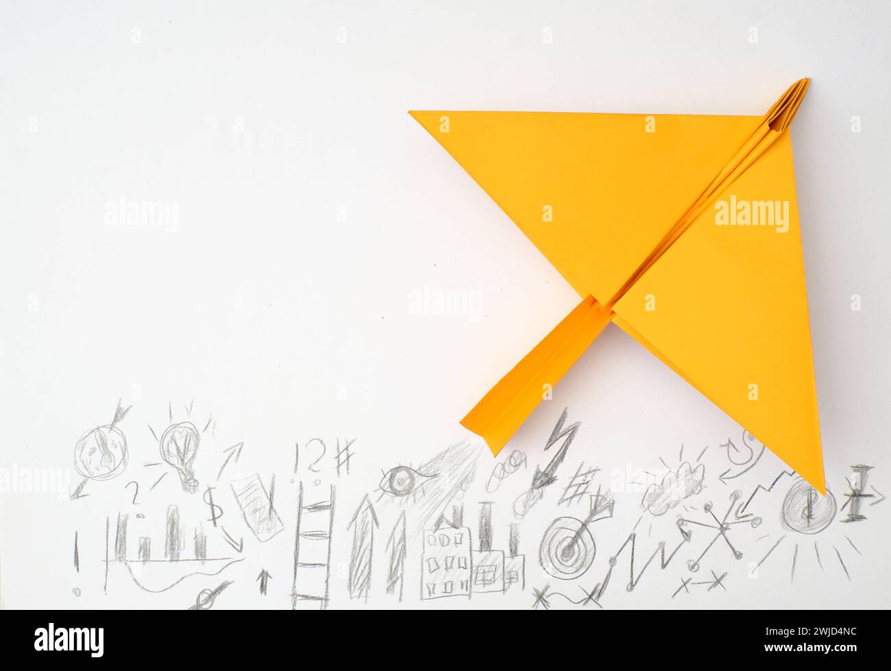 Plan de papier et stratégie d'affaires gribouillage sur fond blanc, succès commercial, ressources humaines, innovation, idée et concept de solution.espace de copie gratuit Banque D'Images