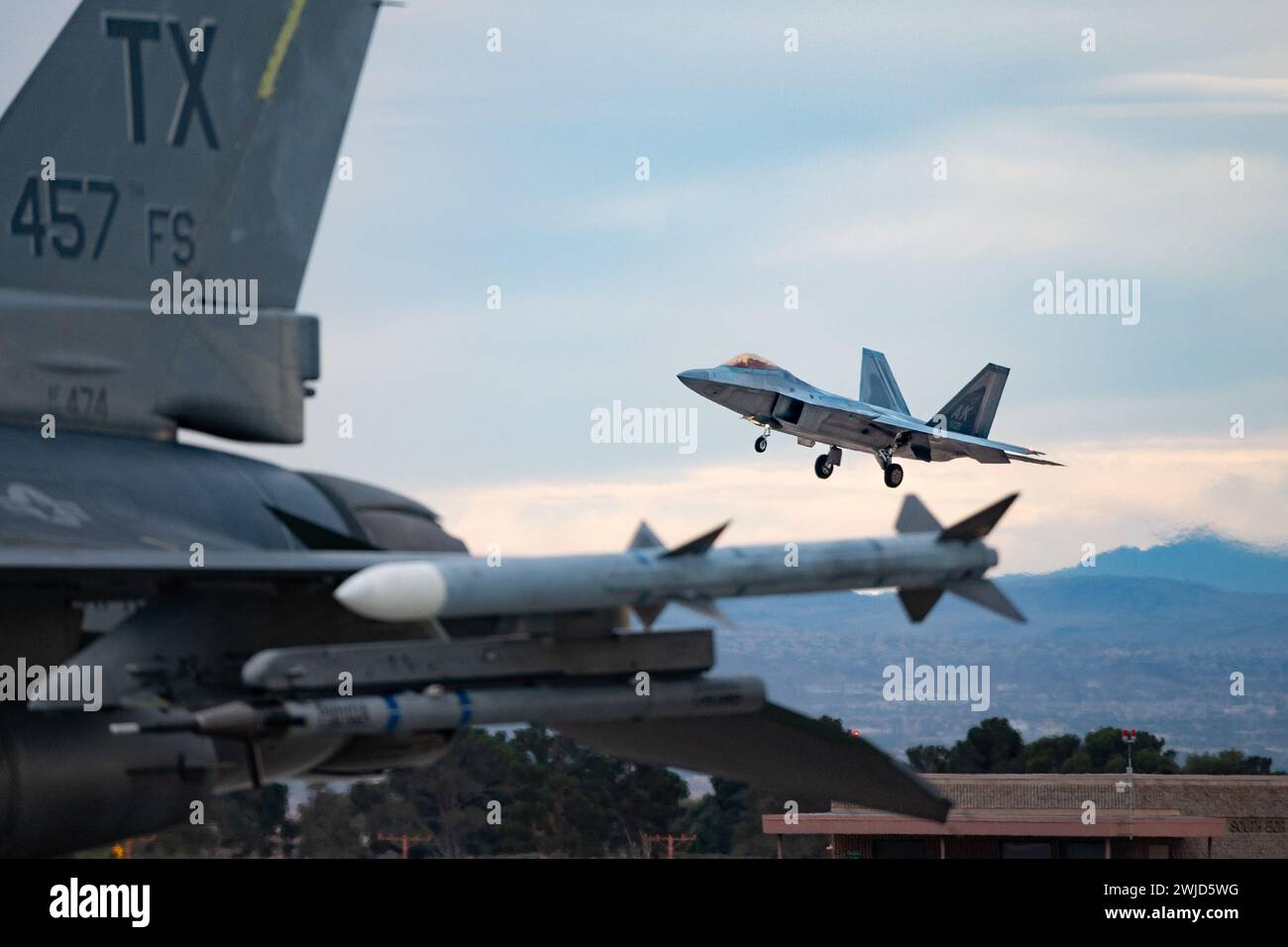 Un F-22 Raptor affecté à la base aérienne d'Elmendorf (AFB), en Alaska, se prépare à atterrir après un exercice d'entraînement pour Bamboo Eagle 24-1 à Nellis AFB, Nevada, le 31 janvier 2024. Bamboo Eagle a fait ses débuts comme le premier exercice de ce genre dirigé par le U.S. Air Force Warfare Center. L'exercice comprend des tests opérationnels en direct et virtuel centrés sur les combattants, l'élaboration de tactiques et une formation avancée pour optimiser et élargir les capacités de la Force aérienne. (Photo de l'US Air Force par Airman 1st Class Elizabeth Tan) Banque D'Images