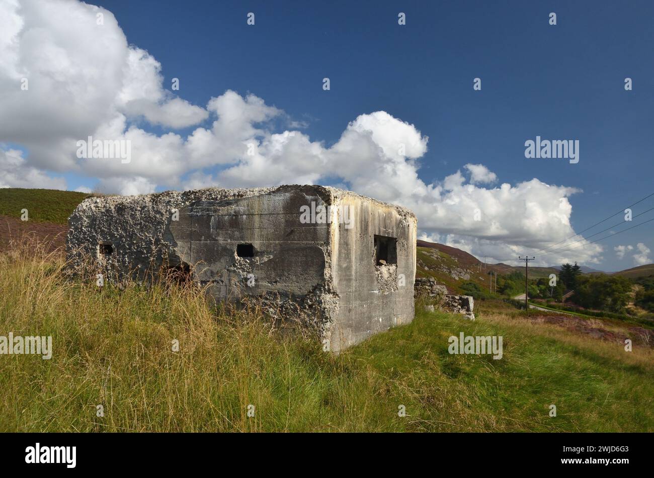 Restes d'une défense en béton de la seconde Guerre mondiale par la route Mound to Lairg, près du village de Lairg, Highlands écossais, Royaume-Uni. Banque D'Images