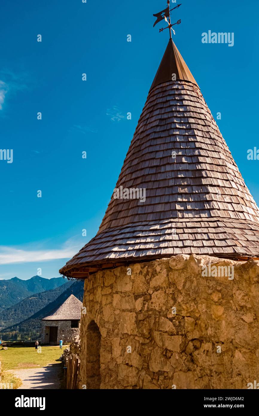 Vue d'été alpine aux ruines du château d'Ehrenberg près de Reutte, Tyrol, Autriche Burgruine Ehrenberg AX2 025 Banque D'Images