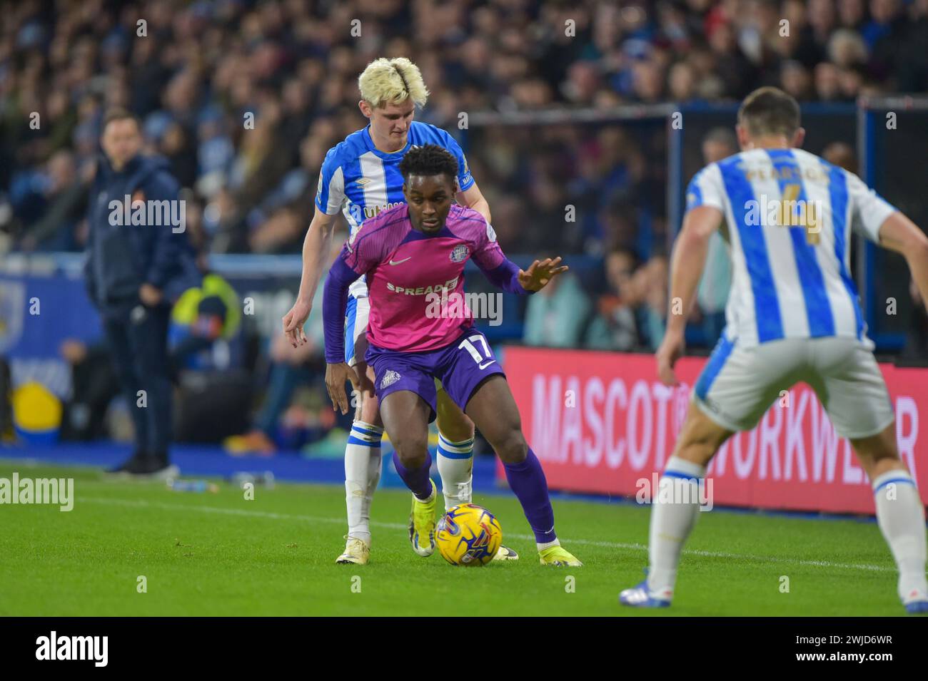 Abdoullah Ba de Sunderland pendant le match du Sky Bet Championship Huddersfield Town vs Sunderland au John Smith's Stadium, Huddersfield, Royaume-Uni, 14 février 2024 (photo par Craig Cresswell/News images) in, le 14/02/2024. (Photo de Craig Cresswell/News images/Sipa USA) crédit : Sipa USA/Alamy Live News Banque D'Images