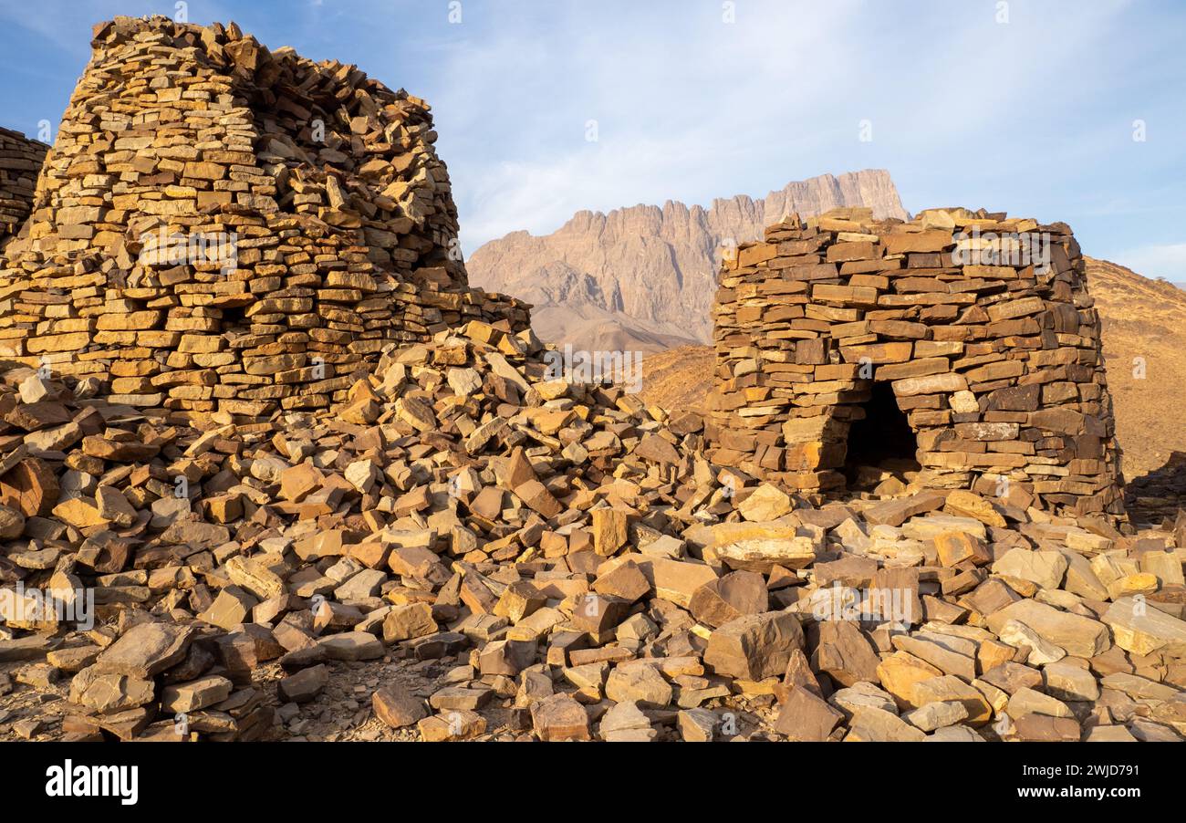 Tombes de ruches de Wadi Al Aya, avec la montagne Jebel Misht en arrière-plan, Oman Banque D'Images