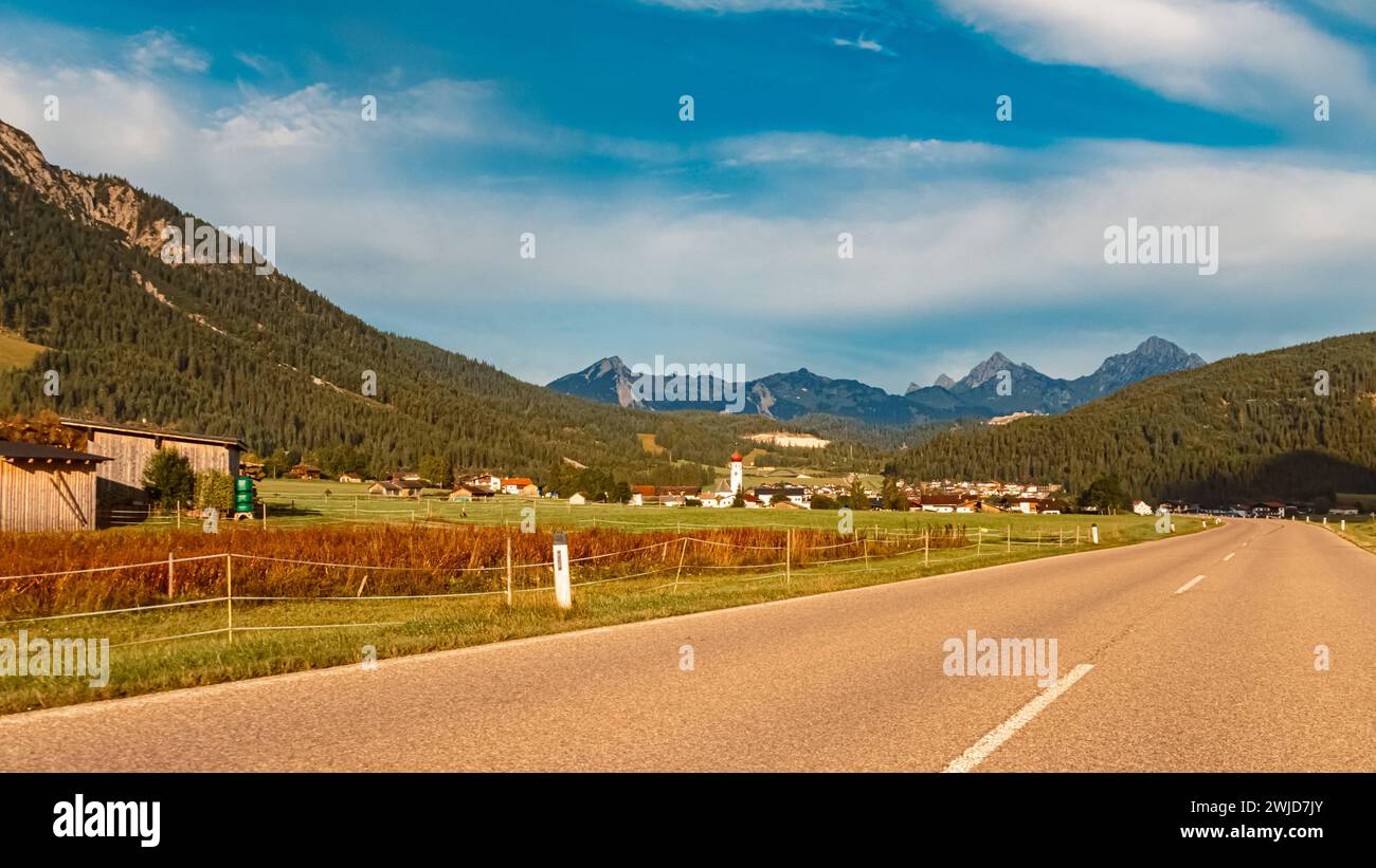 Vue d'été alpine avec une église près de Heiterwang, Reutte, Tyrol, Autriche Heiterwang AX 004 Banque D'Images