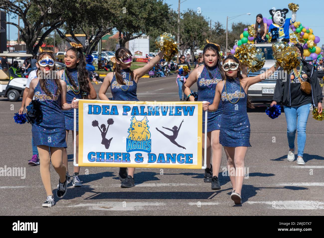 Les filles de l'école IDEA Palmview acclament et dansent l'équipe de pom poms dans la 92e édition annuelle Texas Citrus Fiesta Parade of oranges 2024, Mission, Texas, États-Unis. Banque D'Images