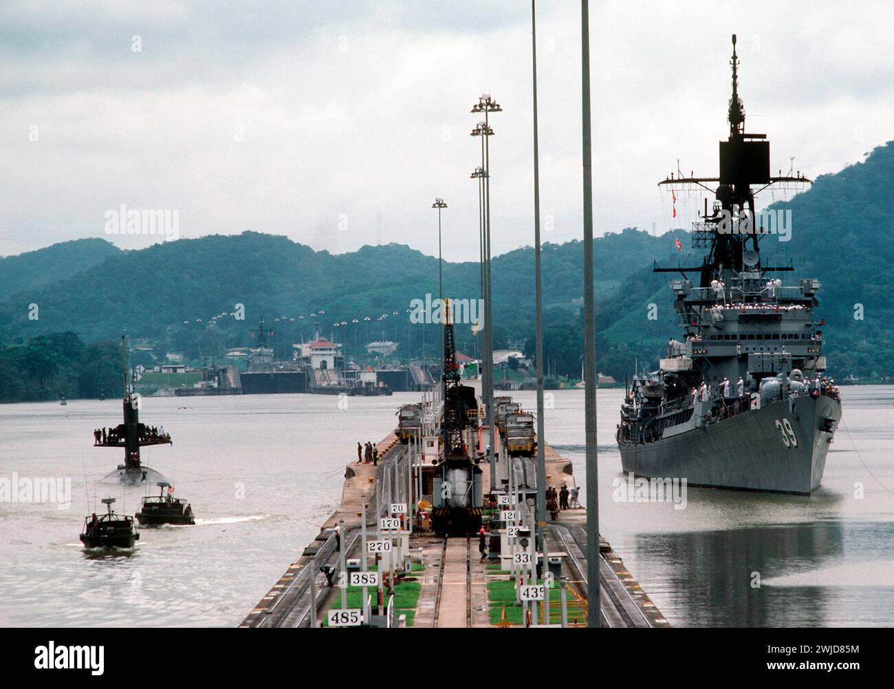 Le sous-marin nucléaire USS SCAMP (SSN 588) et le destroyer de missiles guidés USS MACDONOUGH (DDG 39) traversent le canal pendant UNITAS XXV, l'exercice naval hémisphérique de l'anniversaire d'argent impliquant le Brésil, le Chili, la Colombie, l'Équateur, le Pérou, États-Unis, Uruguay et Venezuela 1984 Banque D'Images