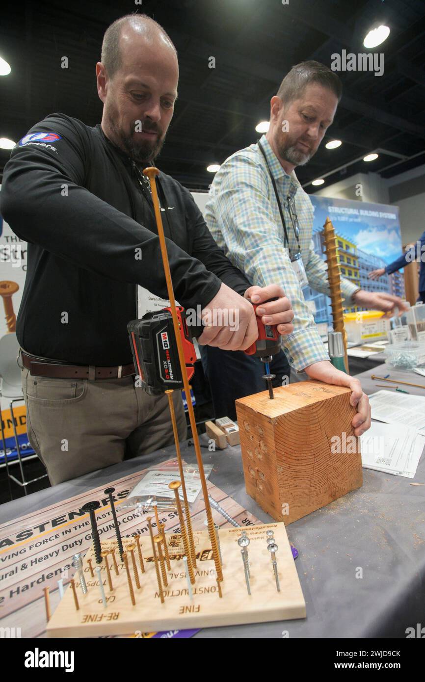 Vancouver, Canada. 14 février 2024. Un exposant présente différentes vis et fixations industrielles lors de BUILDEX 2024 au Vancouver Convention Center à Vancouver, Colombie-Britannique, Canada, le 14 février 2024. Environ 340 exposants du monde entier ont présenté leurs derniers produits et technologies à BUILDEX 2024, le congrès et salon professionnel de l'Ouest canadien pour l'industrie de la construction. Crédit : Liang Sen/Xinhua/Alamy Live News Banque D'Images