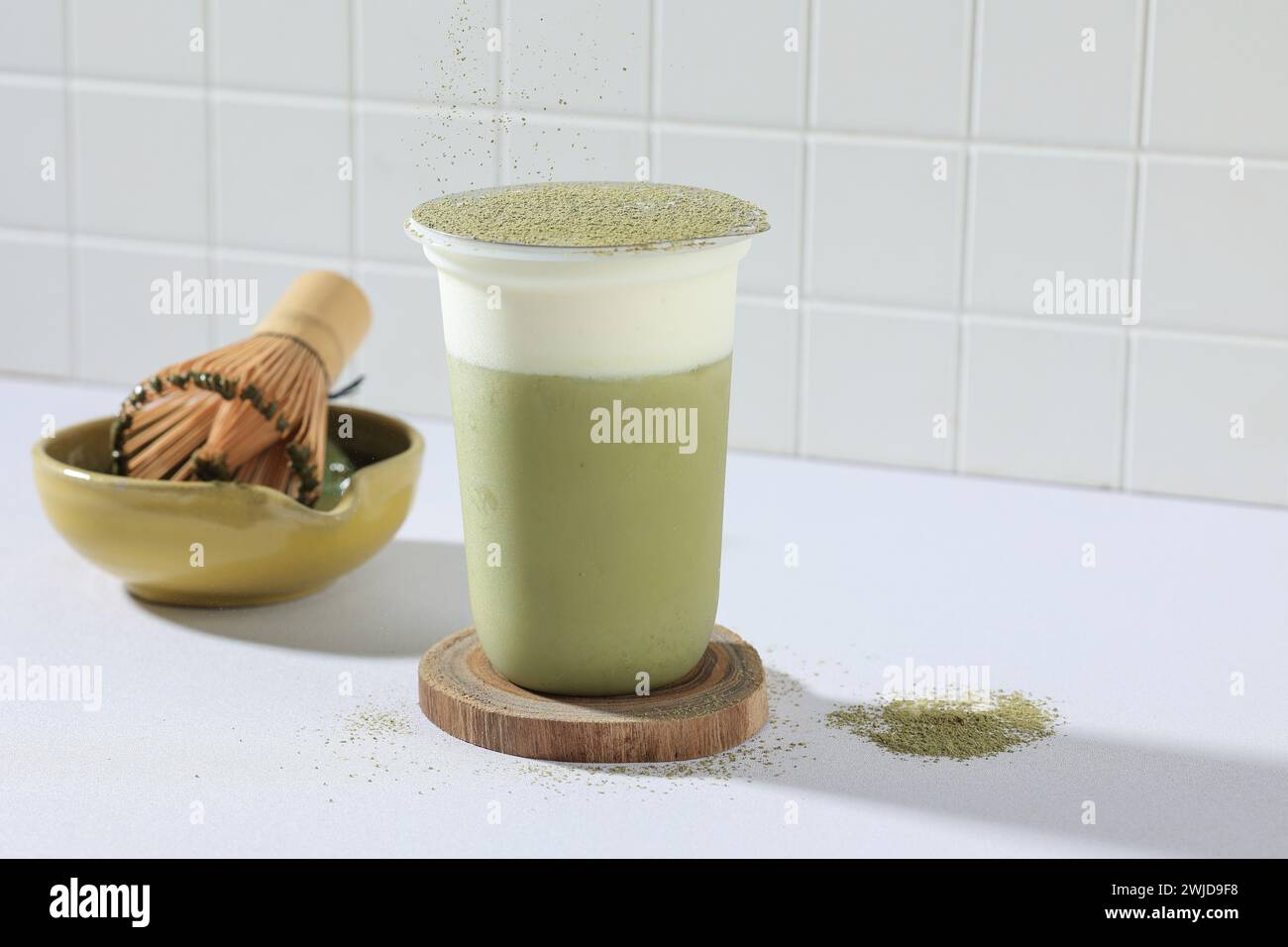 Milkshake au thé vert Matcha de Dalgona sur table blanche Banque D'Images