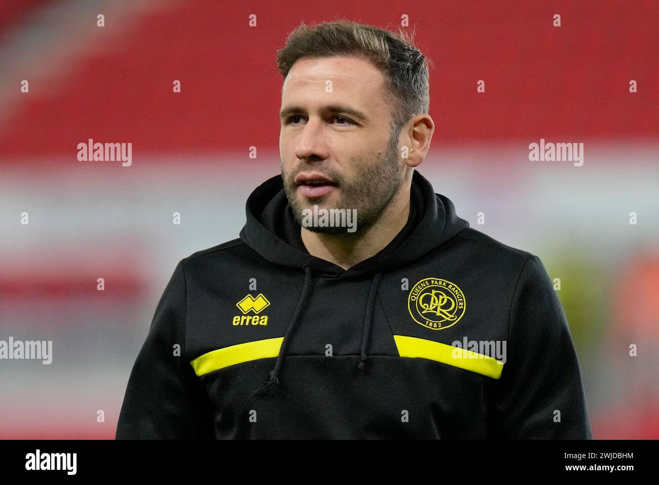 Steve Cook de QPR inspecte le terrain avant le match du Sky Bet Championship Stoke City vs Queens Park Rangers au stade Bet365, Stoke-on-Trent, Royaume-Uni, le 14 février 2024 (photo par Steve Flynn/News images) Banque D'Images