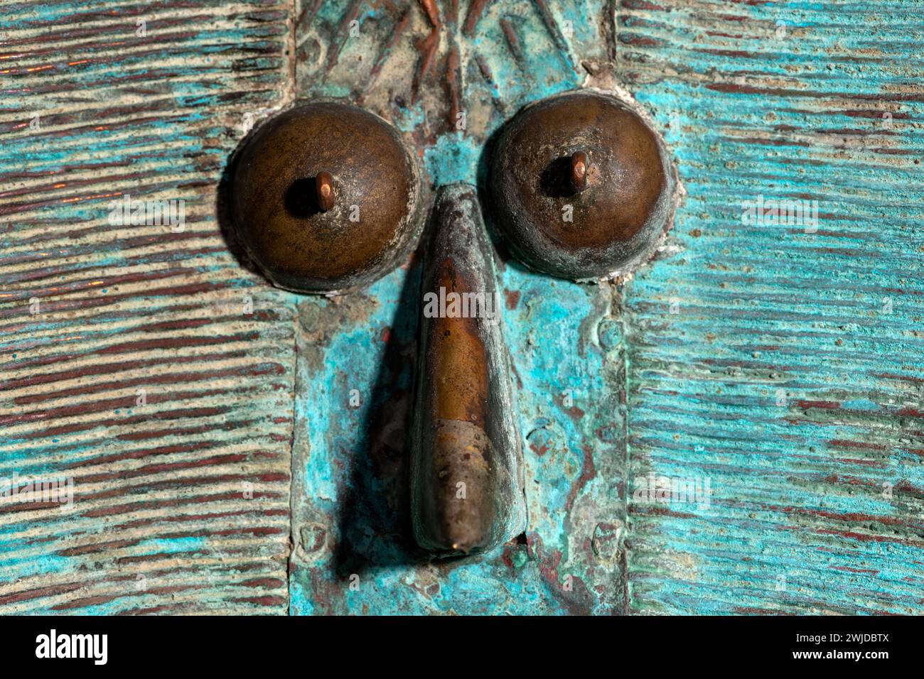 Plan macro d'une figure reliquaire Kota en bois du Gabon. Art africain tribal, mettant en valeur un savoir-faire magistral et un symbolisme spirituel. Banque D'Images