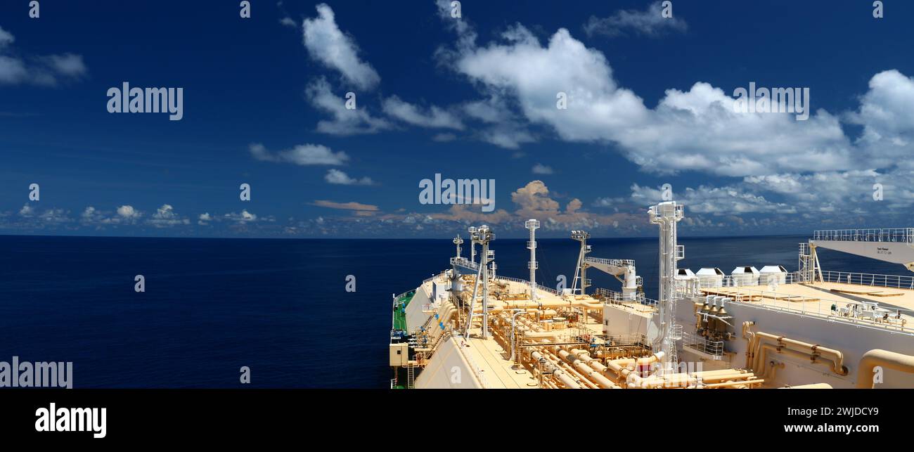 Vue depuis l'aile de pont d'un pétrolier de gaz naturel liquéfié (GNL) Banque D'Images