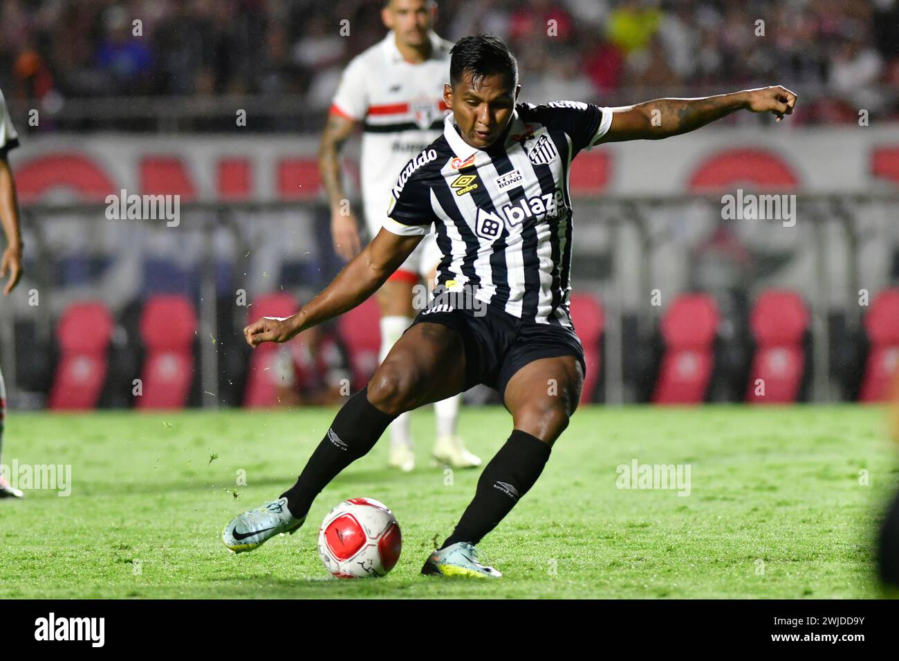 São Paulo (SP), 14/02/2024 - Futebol/São PAULO-SANTOS - Morelos from Santos - match entre São Paulo x Santos, valable pour la huitième manche du Championnat Paulista, qui se tient au stade Morumbis, le soir de ce mercredi 14. (Photo : Eduardo Carmim/Alamy Live News) Banque D'Images