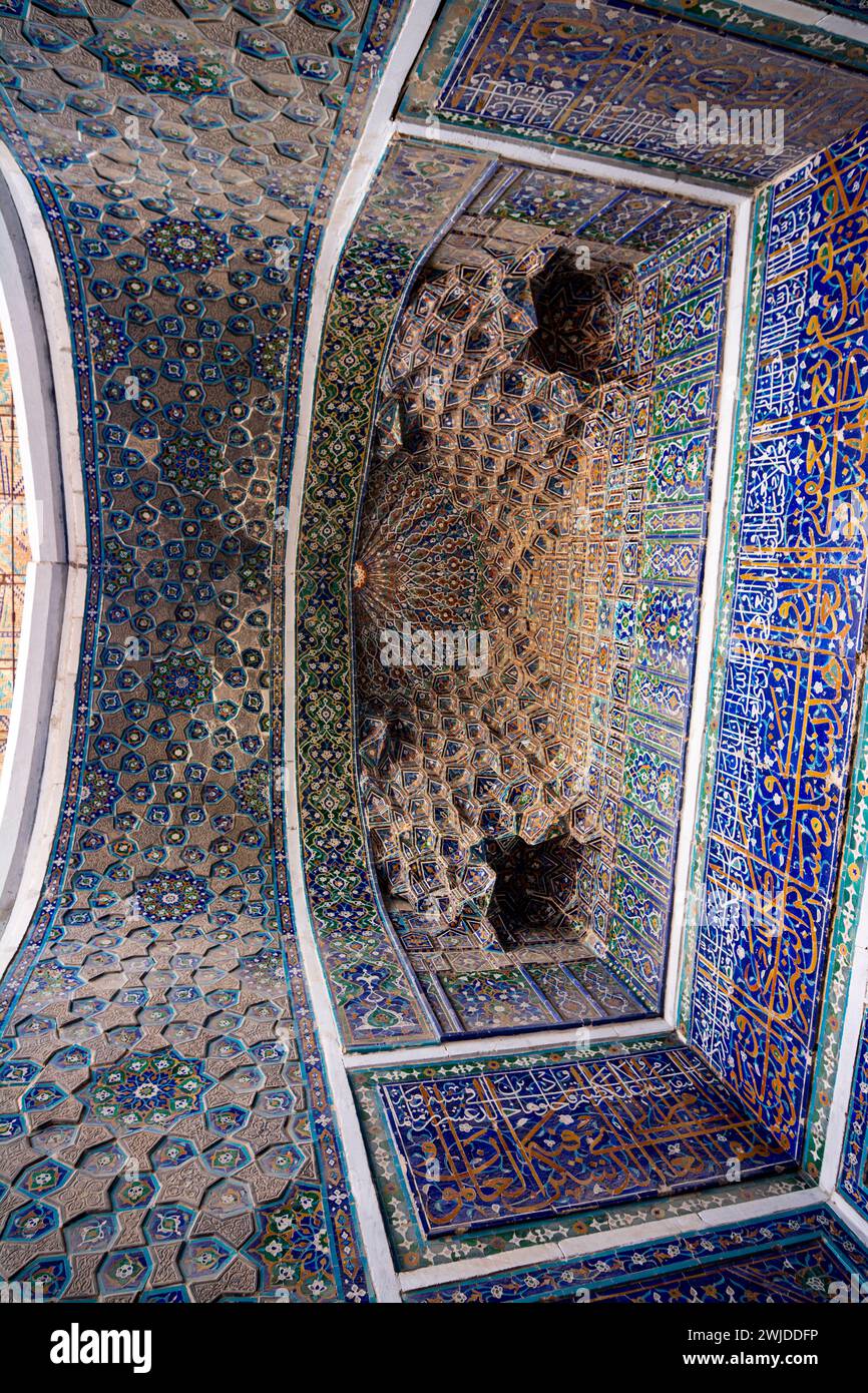 Stalactites et mosaïque colorée ornent le diwan de Ulug-Beg Madrassah Banque D'Images