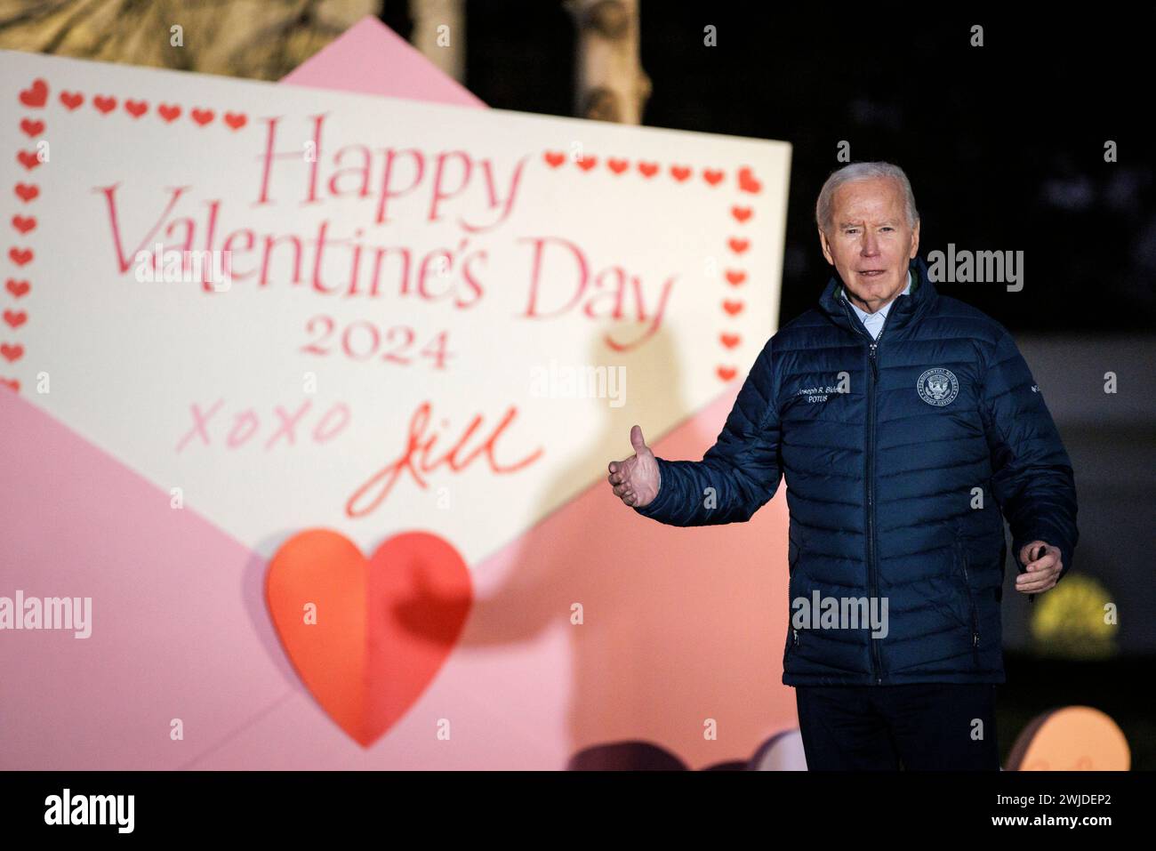 Washington, États-Unis. 14 février 2024. Le président Joe Biden voit une décoration de Saint-Valentin de la première dame Jill Biden sur la pelouse nord de la Maison Blanche le mercredi 14 février 2024 à Washington, DC. Photo de Samuel Corum/UPI crédit : UPI/Alamy Live News Banque D'Images