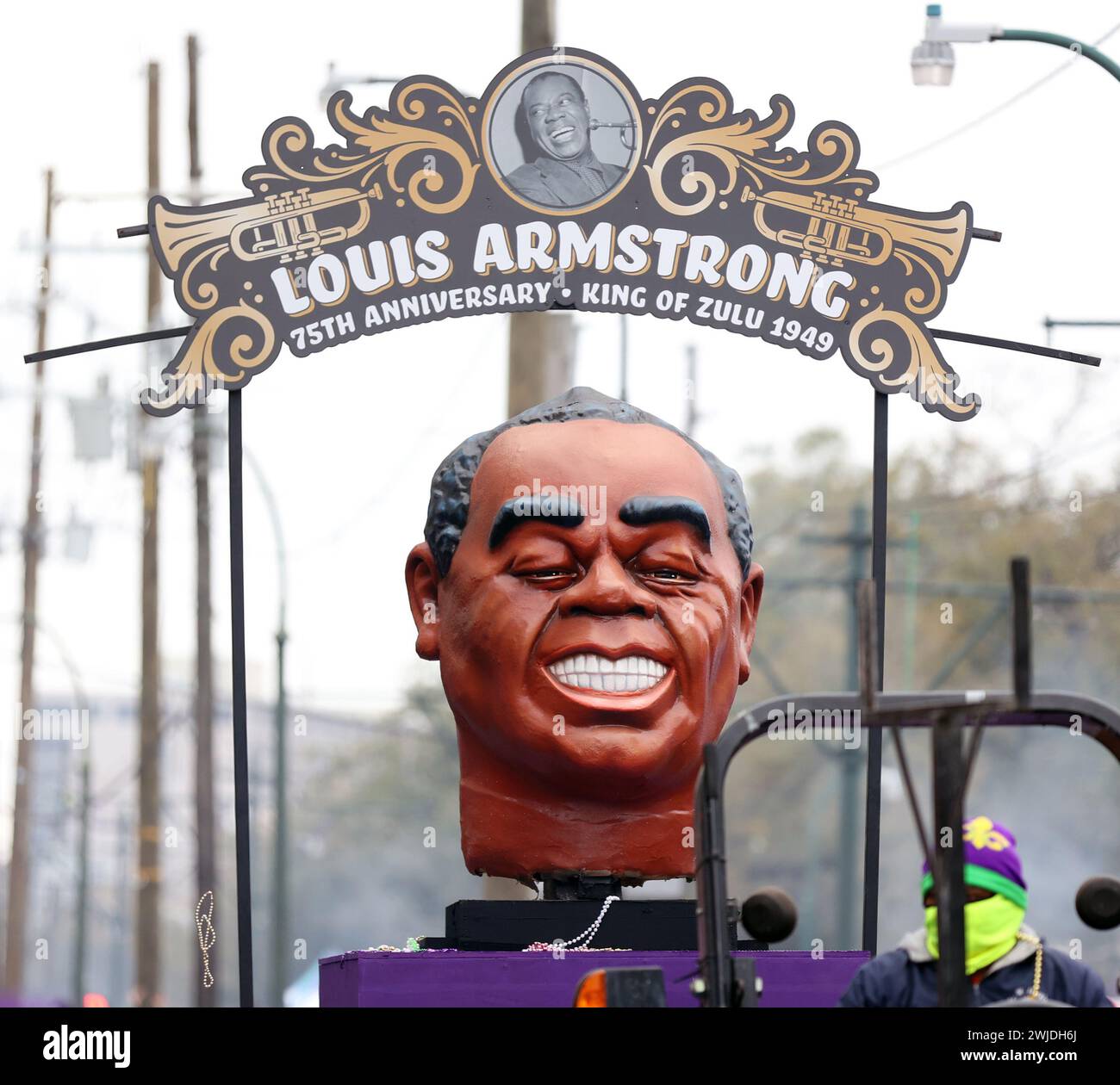 La Nouvelle-Orléans, États-Unis. 13 février 2024. Un char commémorant le 75e anniversaire du Zulu social Aid and Pleasure Club avec un buste de Louis Armstrong roule à travers lors de la Zulu Parade on Charles Avenue à la Nouvelle-Orléans, Louisiane le mardi 13 février 2023. (Photo de Peter G. Forest/SipaUSA) crédit : Sipa USA/Alamy Live News Banque D'Images