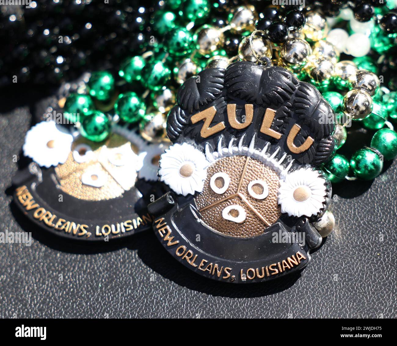 La Nouvelle-Orléans, États-Unis. 13 février 2024. Une perle portant un médaillon Zulu social Aid and Pleasure Club est exposée lors de la Zulu Parade on nécessaire Charles Avenue à la Nouvelle-Orléans, Louisiane le mardi 13 février 2023. (Photo de Peter G. Forest/SipaUSA) crédit : Sipa USA/Alamy Live News Banque D'Images