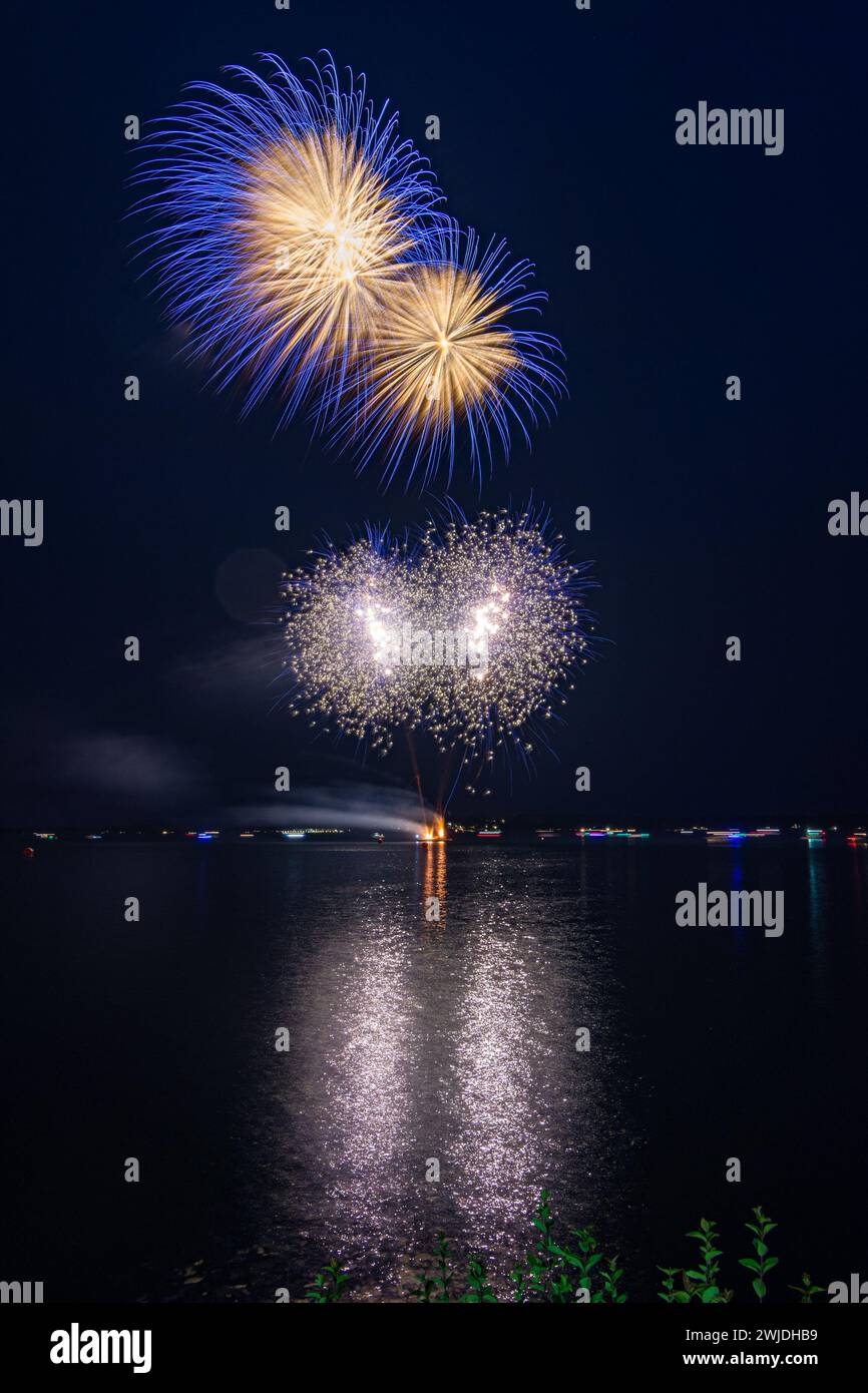 Feux d'artifice sur la rivière des Outaouais Banque D'Images