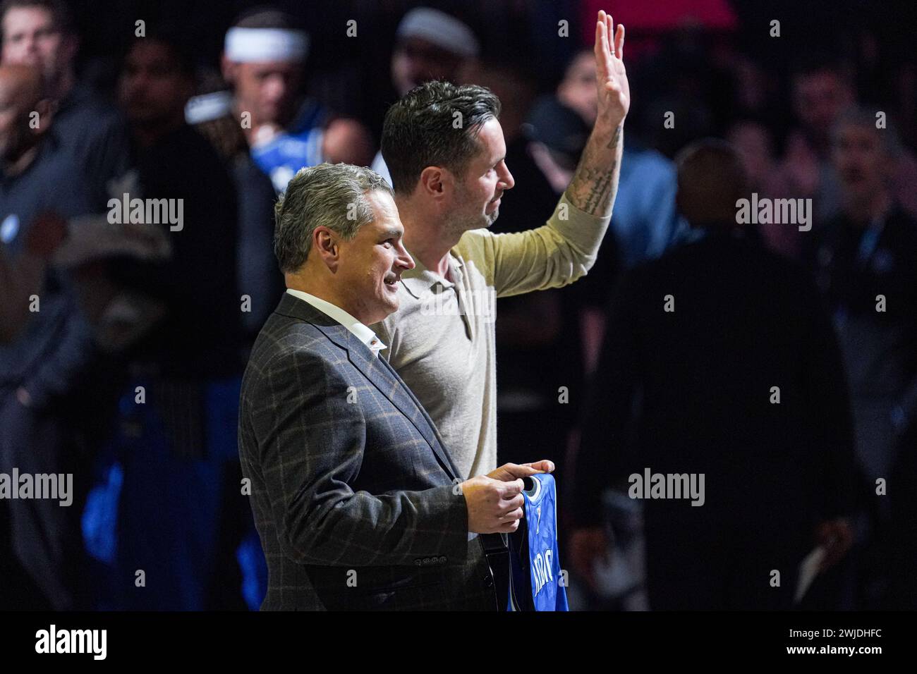 Orlando, Floride, États-Unis, 14 février 2024, L'ancien joueur de Magic d'Orlando JJ Redick reçoit un maillot spécial des mains du PDG de Magic Alex Martins au Kia Center. (Crédit photo : Marty Jean-Louis/Alamy Live News Banque D'Images