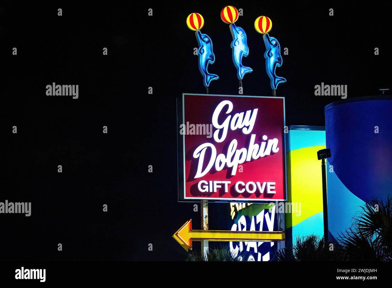 Myrtle Beach, SC, États-Unis - 12-26-2023 : magasin de cadeaux gay Dolphin signe lumineux la nuit Banque D'Images