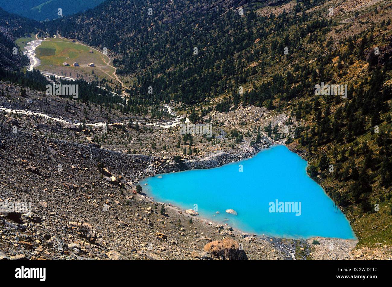 Le lac bleu d'Ayas. En arrière-plan le plateau de la Verra en direction de Saint Jacques d'Ayas ou 'des Allemandes', vers Champoluc. Banque D'Images