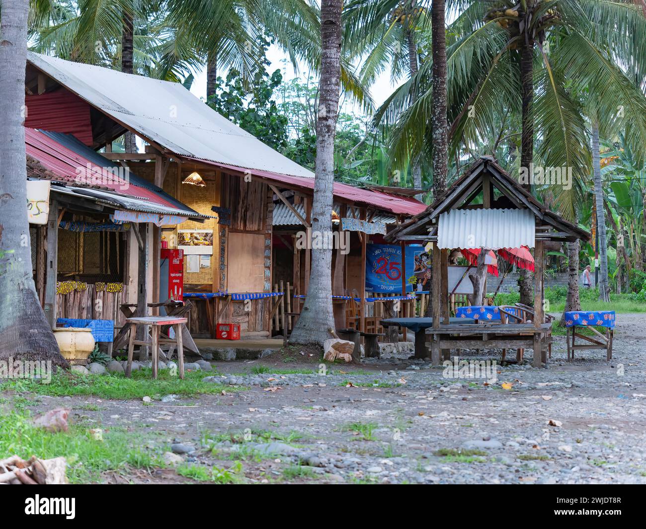 Bar de plage au crépuscule sur la plage de Medewi à Bali, Indonésie Banque D'Images