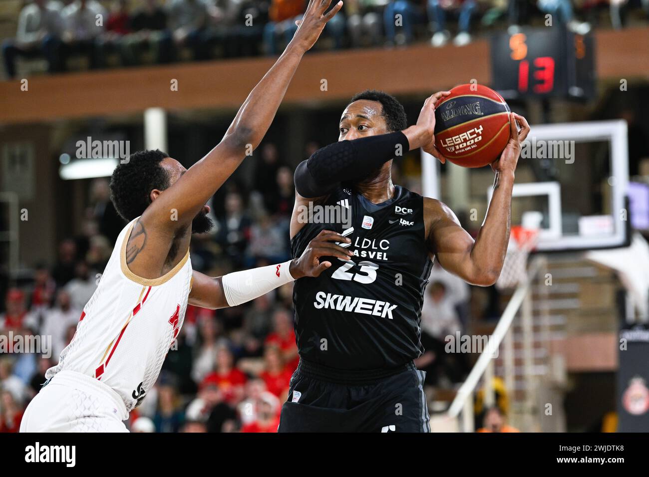 Monaco, Monaco. 13 février 2024. (De gauche à droite) joueur de Monaco #3 Jordan Loyd et joueur d'Asvel #23 David Lighty Sare een en action lors de la manche Coupe de france du 16 match entre L'AS Monaco et LDLC ASVEL à la salle Gaston-Medecin à Monaco. Score final ; Monaco 92:82 LDLC ASVEL. Crédit : SOPA images Limited/Alamy Live News Banque D'Images