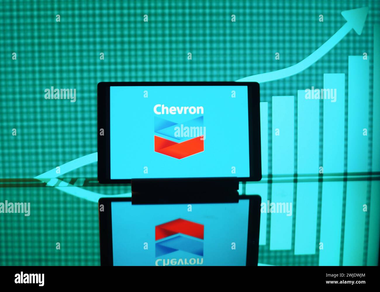 Allemagne. 14 février 2024. Dans cette illustration photo, le logo Chevron Corporation est affiché sur une tablette. Crédit : SOPA images Limited/Alamy Live News Banque D'Images