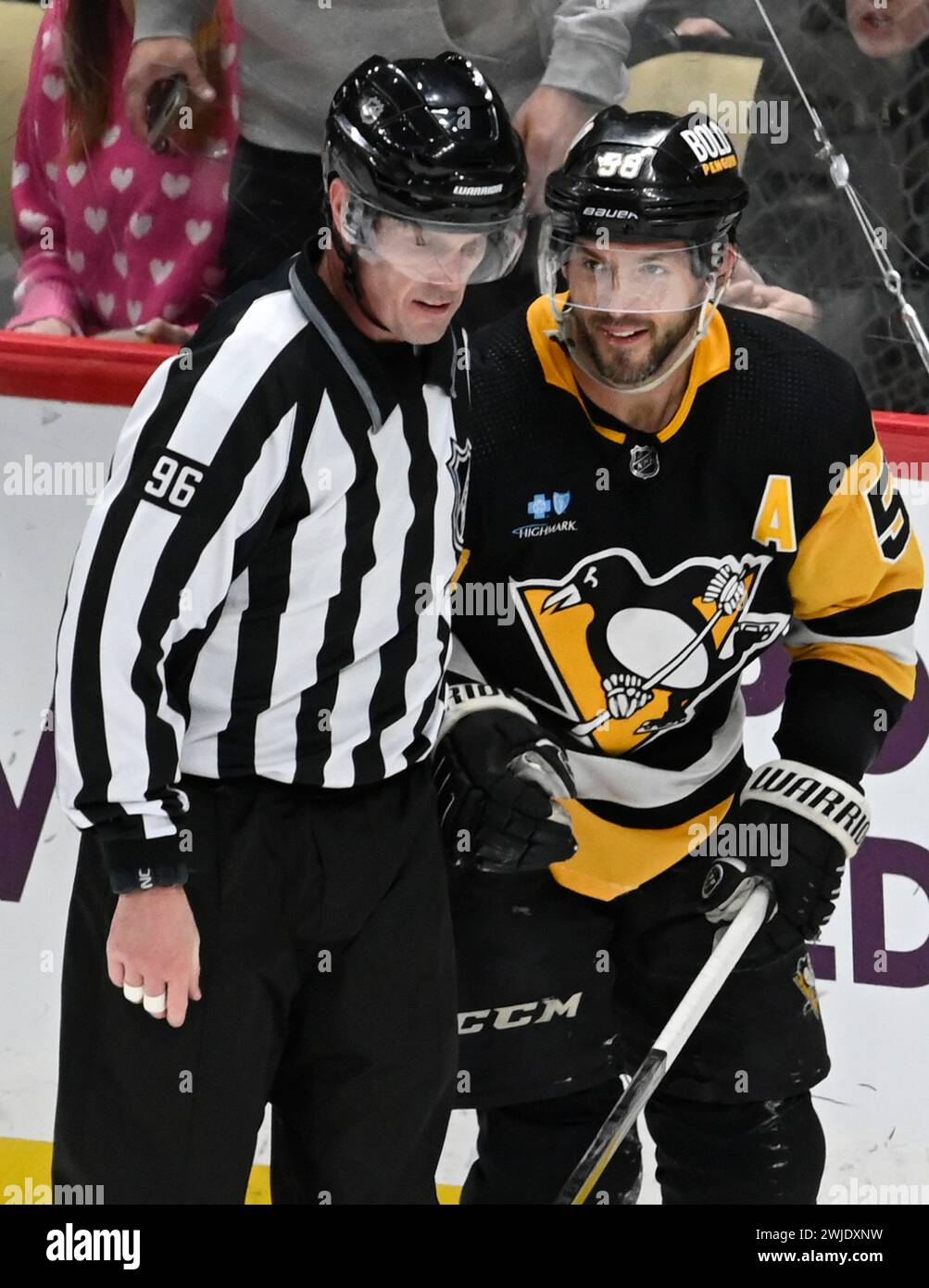 Pittsburgh, États-Unis. 14 février 2024. David Brisebois escorte le défenseur des Penguins de Pittsburgh Kris Letang (58 ans) jusqu'à la case de pénalité pour avoir recoupé la deuxième période de la victoire des Florida Panthers 5-2 au PPG Paints Arena de Pittsburgh le mercredi 14 février 2024. Photo par Archie Carpenter/UPI. Crédit : UPI/Alamy Live News Banque D'Images