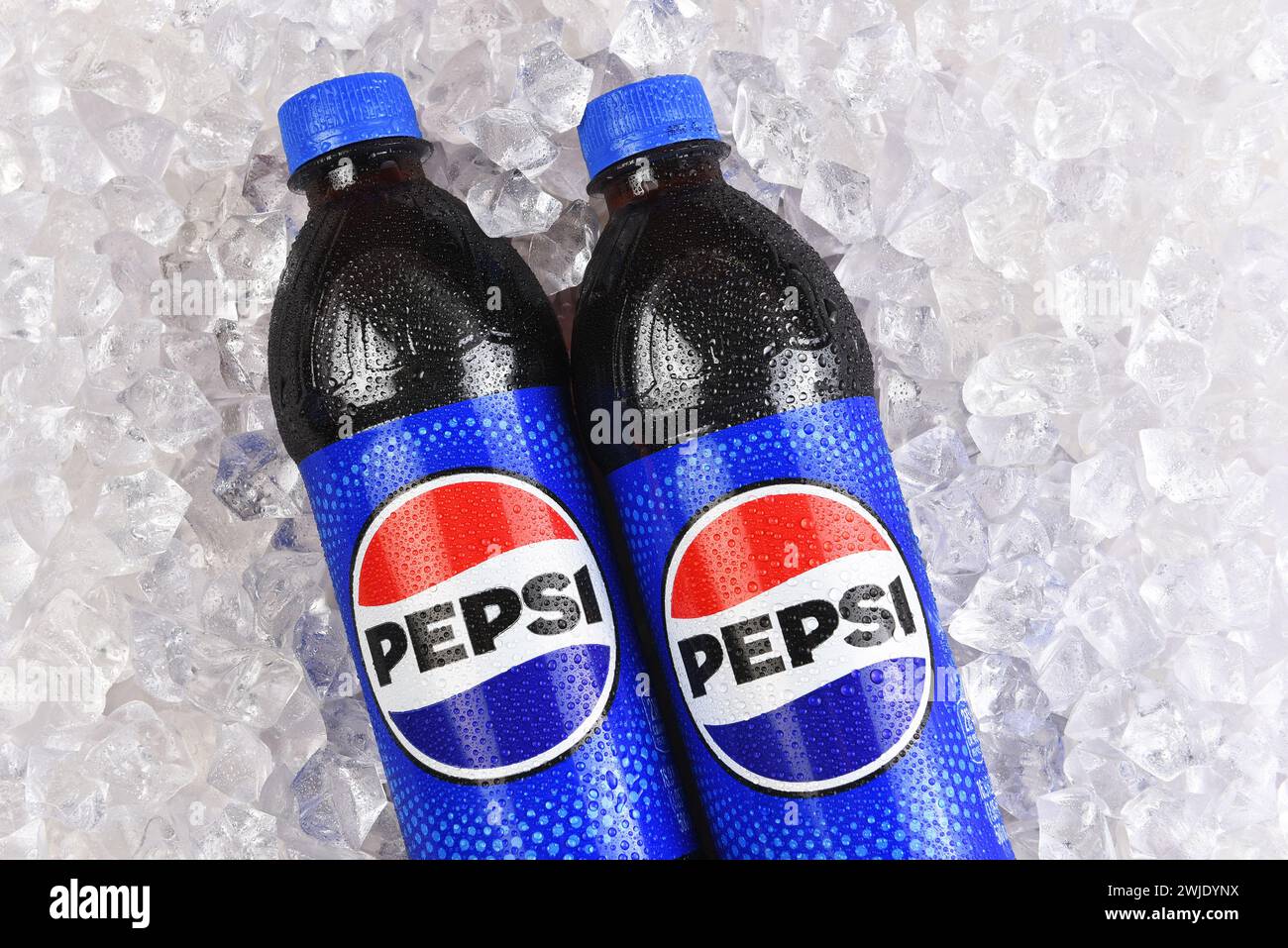 IRVINE, CALIFORNIE - 14 février 2024 : gros plan de deux bouteilles de Pepsi sur un lit de glace. Banque D'Images