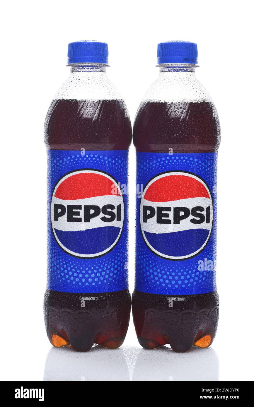 IRVINE, CALIFORNIE - 14 février 2024 : deux bouteilles de Pepsi de 16 onces avec condensation. Banque D'Images