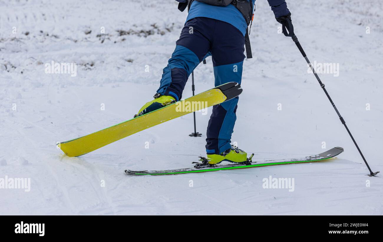 Détail du jeu de pieds d'une personne effectuant un virage à 180 degrés pendant le ski de randonnée ou l'alpinisme. Personne faisant un virage sur skis marchant en montée. Étape 3 Banque D'Images