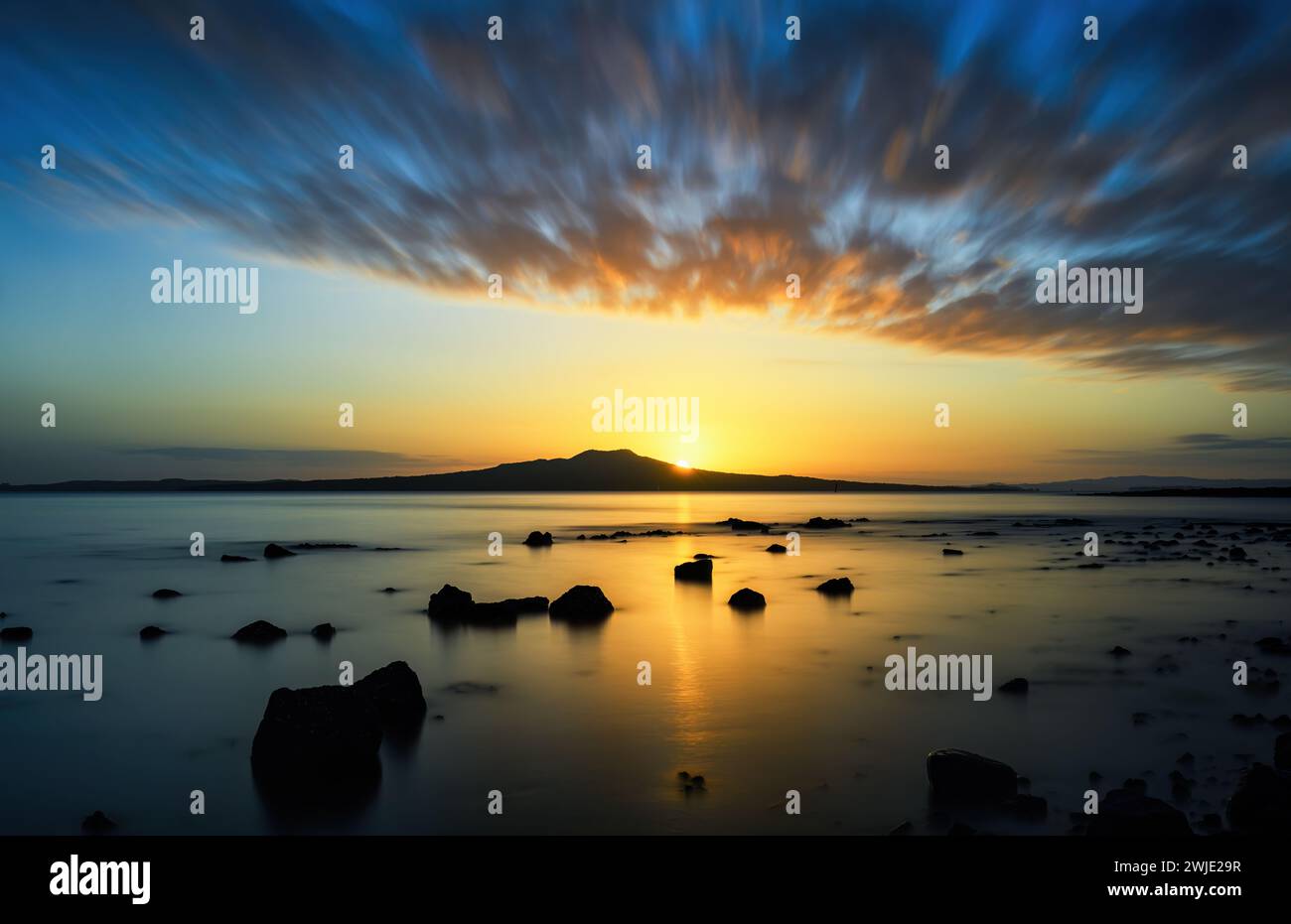 Image longue exposition du lever du soleil sur l'île de Rangitoto. Takapuna Beach. Auckland. Banque D'Images