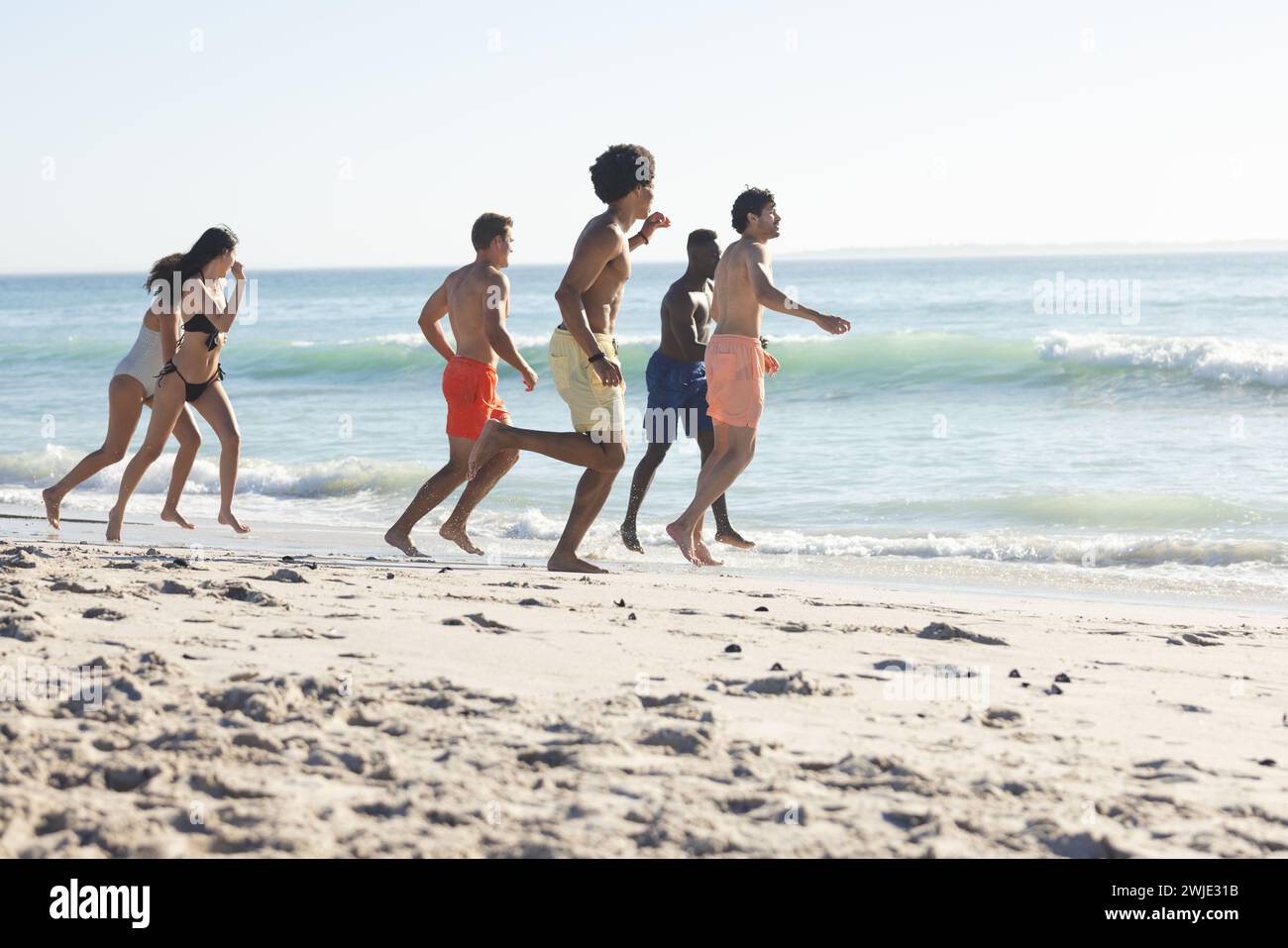 Groupe diversifié d'amis profiter d'une journée de plage, avec espace de copie Banque D'Images