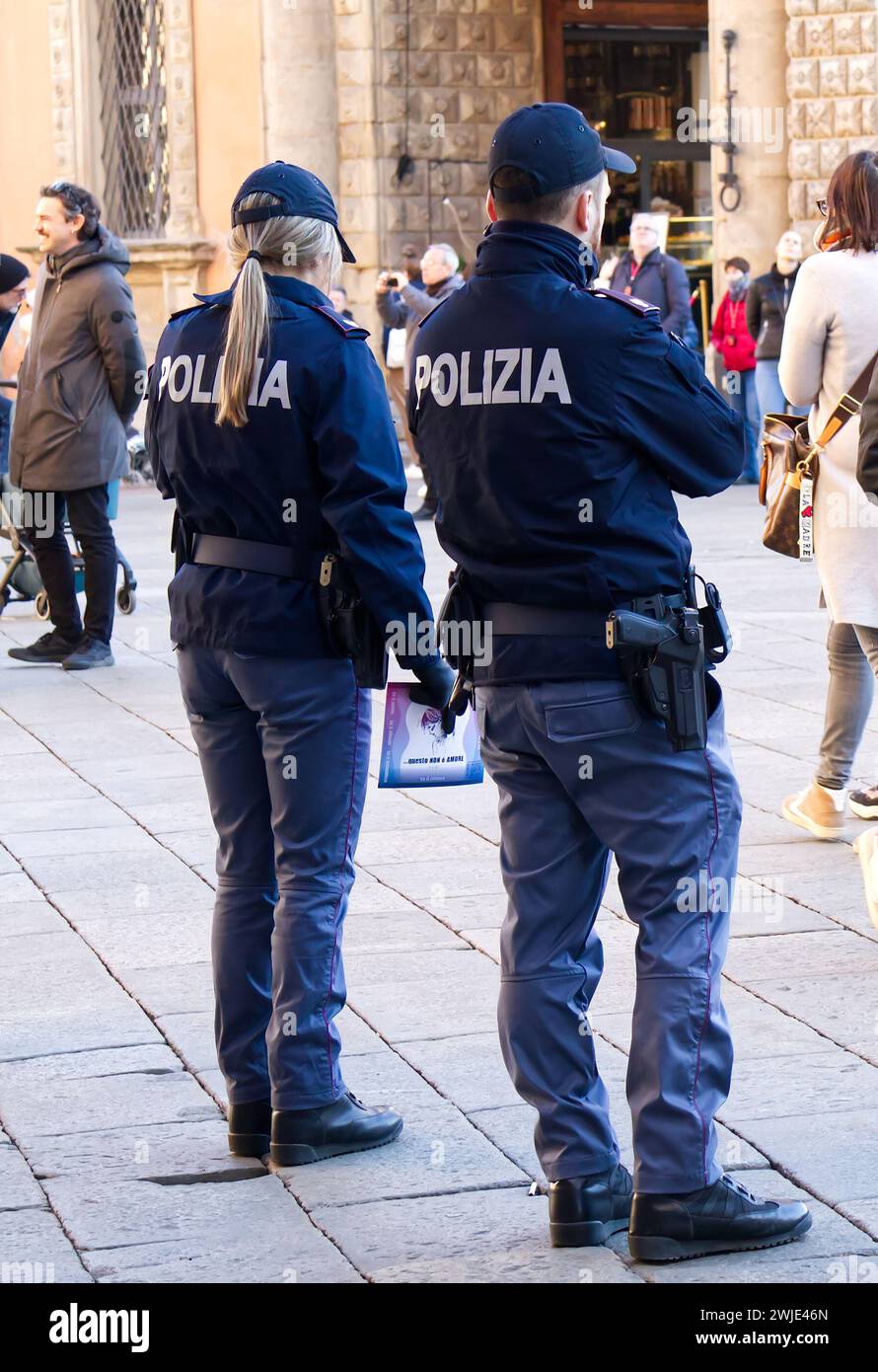 Polizia italienne garde la sécurité à Bologne. Banque D'Images